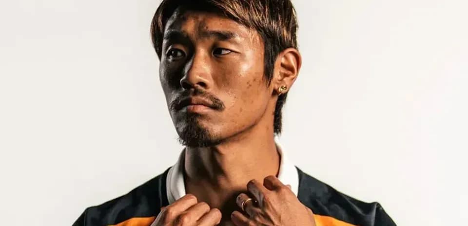 Jugador posando con uniforme en fondo claro