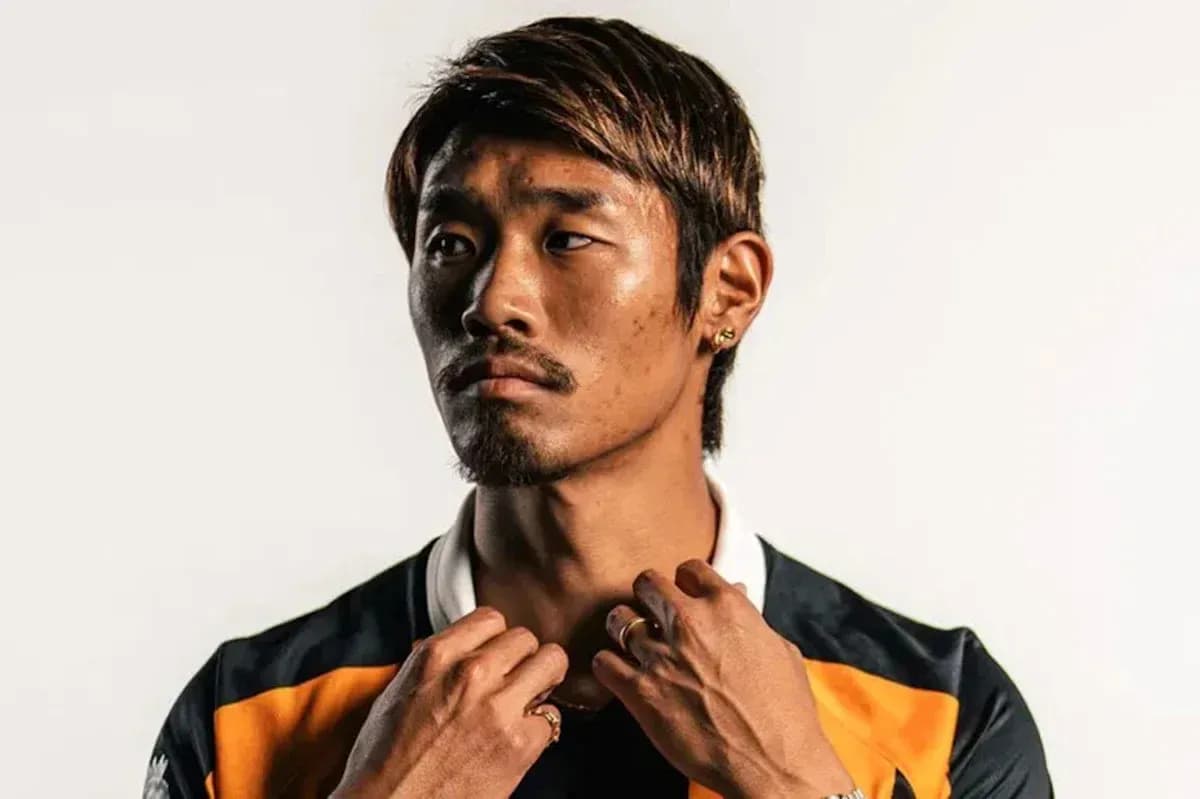 Jugador posando con uniforme en fondo claro