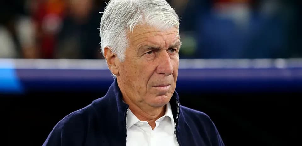 Entrenador observando el partido desde la línea lateral