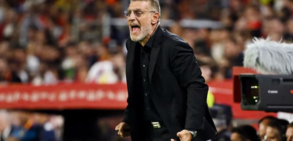Entrenador dirigiendo a su equipo desde la banda