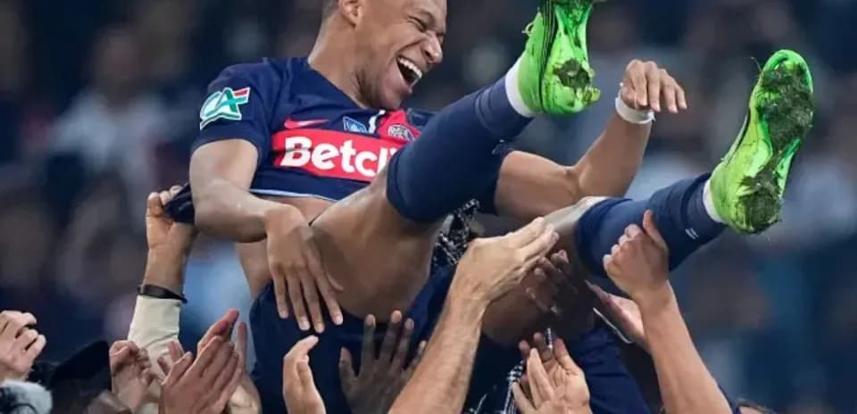 Jugador levantado por aficionados tras el partido