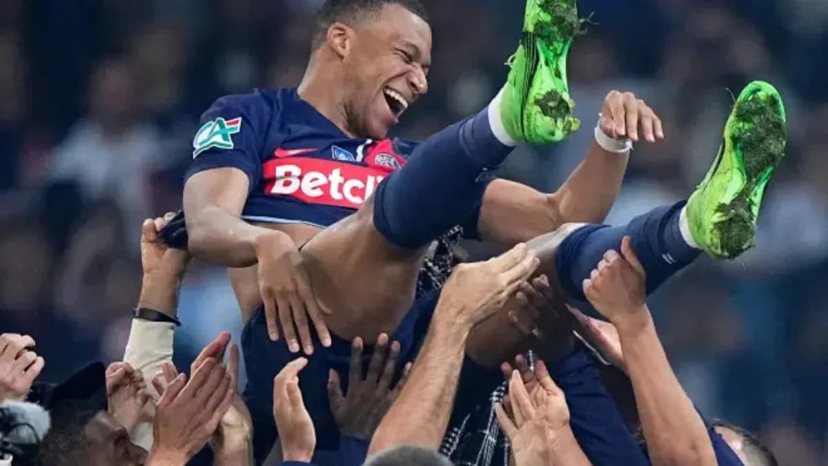 Jugador levantado por aficionados tras el partido