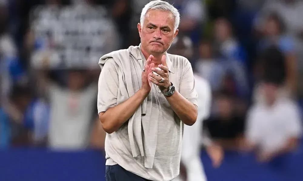 Entrenador aplaudiendo en el campo después del partido