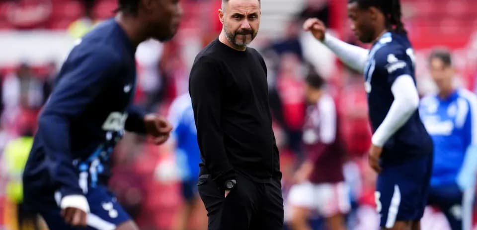 Entrenador observando jugadores durante calentamiento