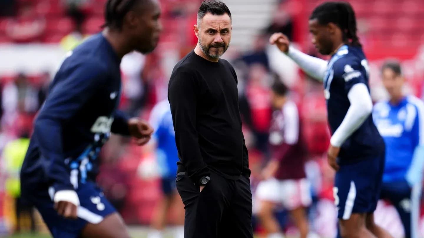 Entrenador observando jugadores durante calentamiento