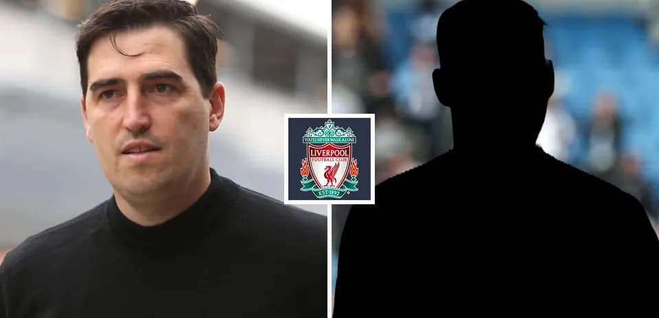 Hombre caminando junto al escudo de Liverpool