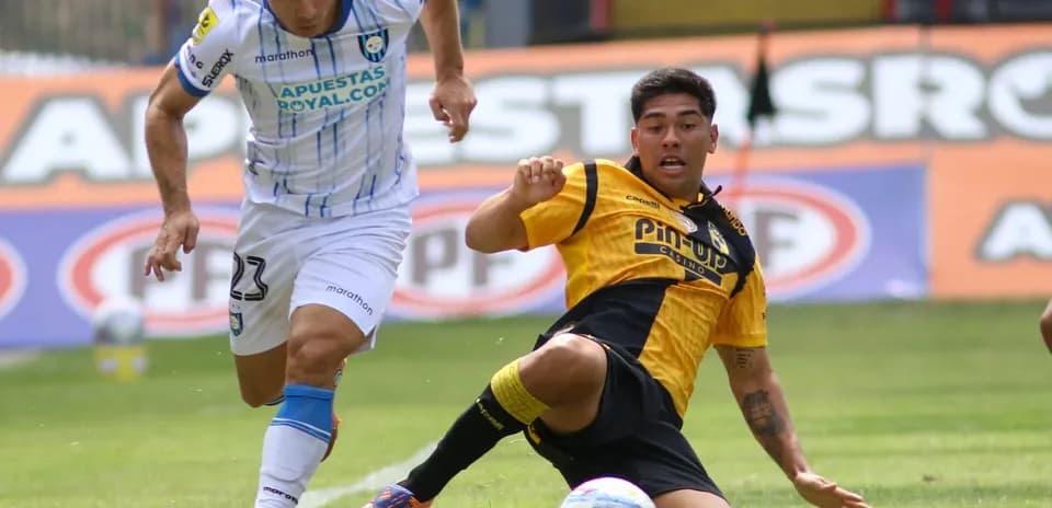 Jugador de Coquimbo Unido deslizándose por el balón