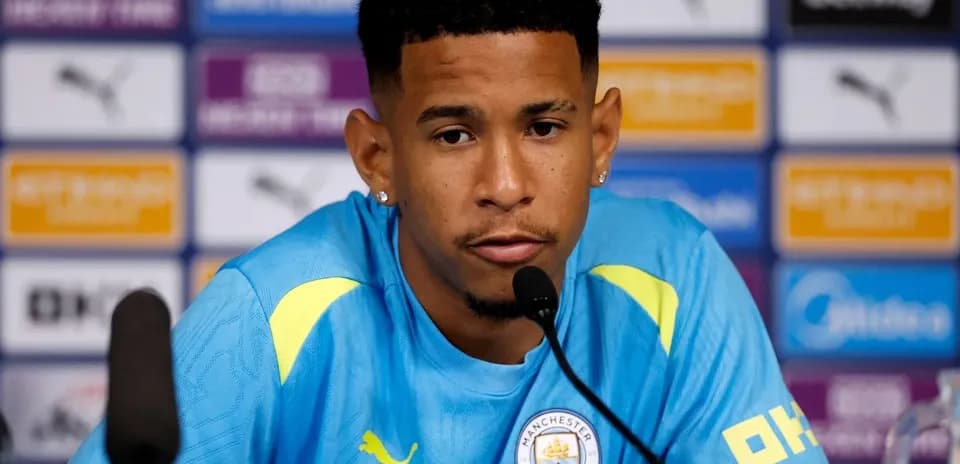 Jugador de Manchester City en conferencia de prensa