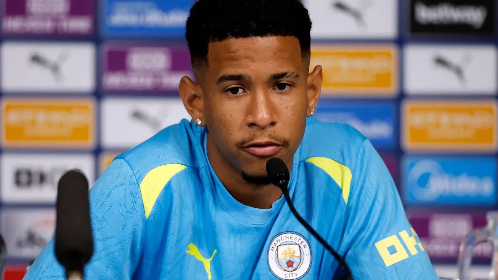 Jugador de Manchester City en conferencia de prensa