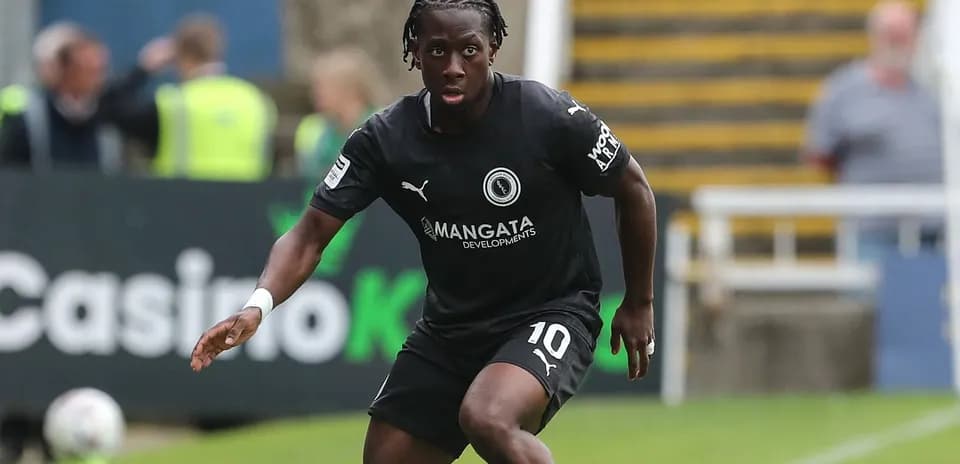 Jugador corriendo en el campo durante un partido