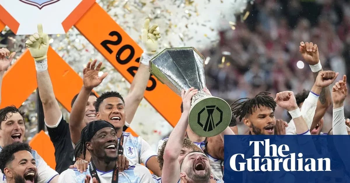 Jugadores levantando el trofeo de la competencia