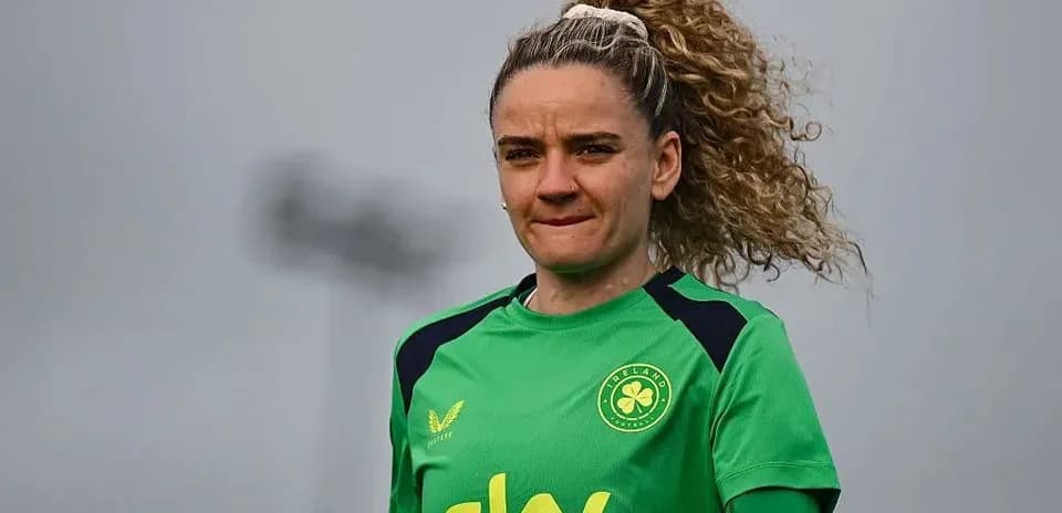 Portera con uniforme verde en entrenamiento