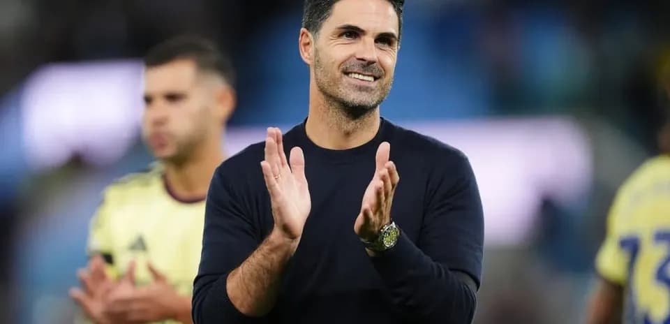 Entrenador aplaudiendo en el campo tras el partido