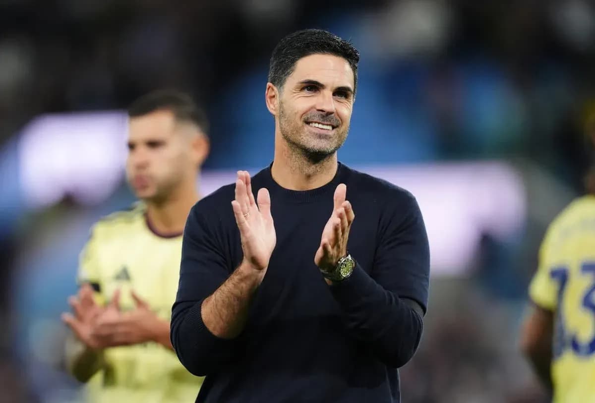 Entrenador aplaudiendo en el campo tras el partido