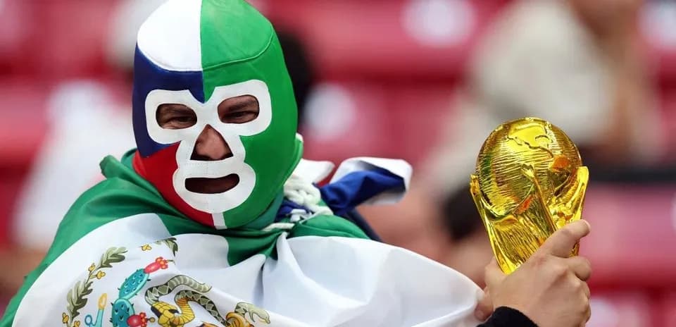 Afanoso con máscara y trofeo de la Copa del Mundo