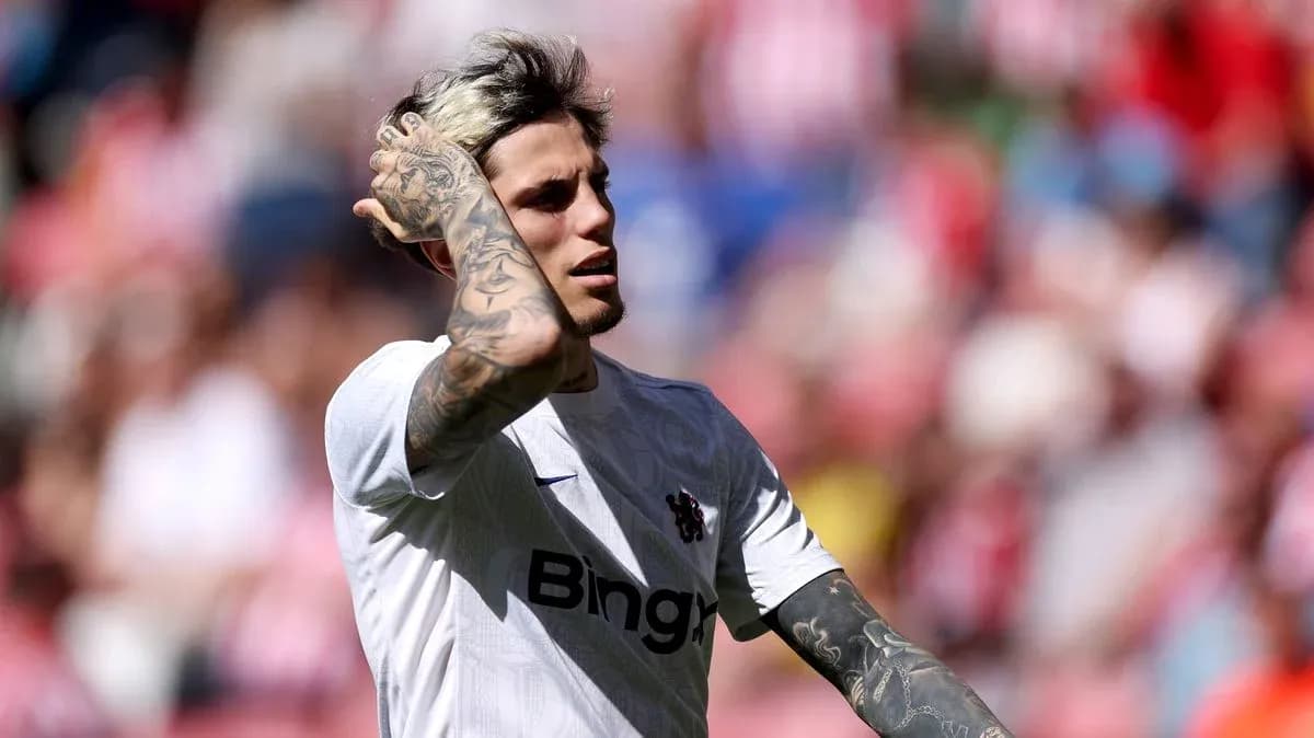 Jugador tocándose el cabello durante el partido