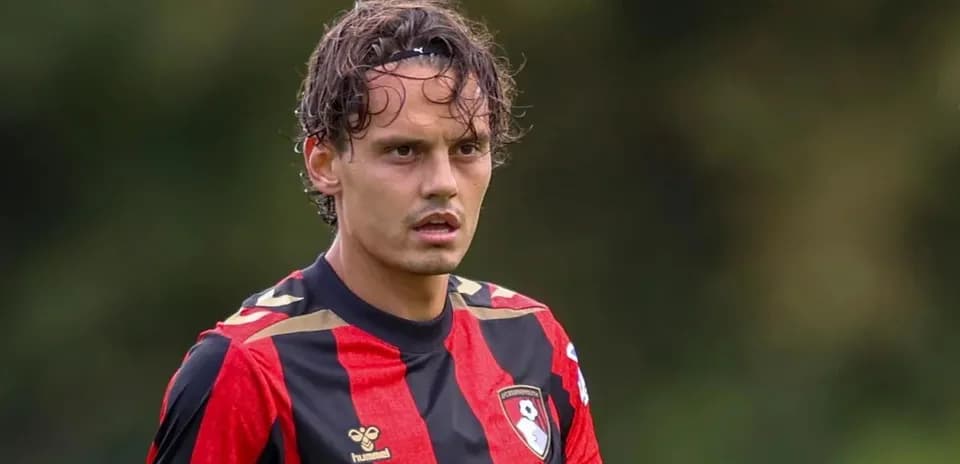 Jugador de Bournemouth en uniforme rojo y negro