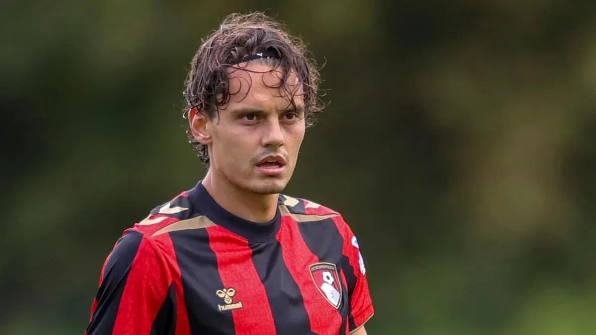 Jugador de Bournemouth en uniforme rojo y negro