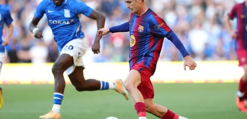 Jugador de Barcelona conduciendo el balón durante el partido