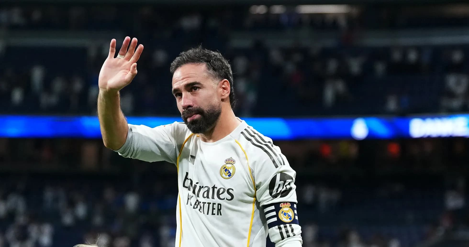 Jugador saludando a la afición tras el partido