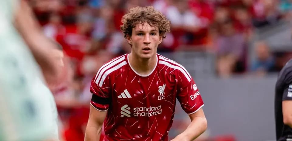 Jugador de Liverpool corriendo durante el partido
