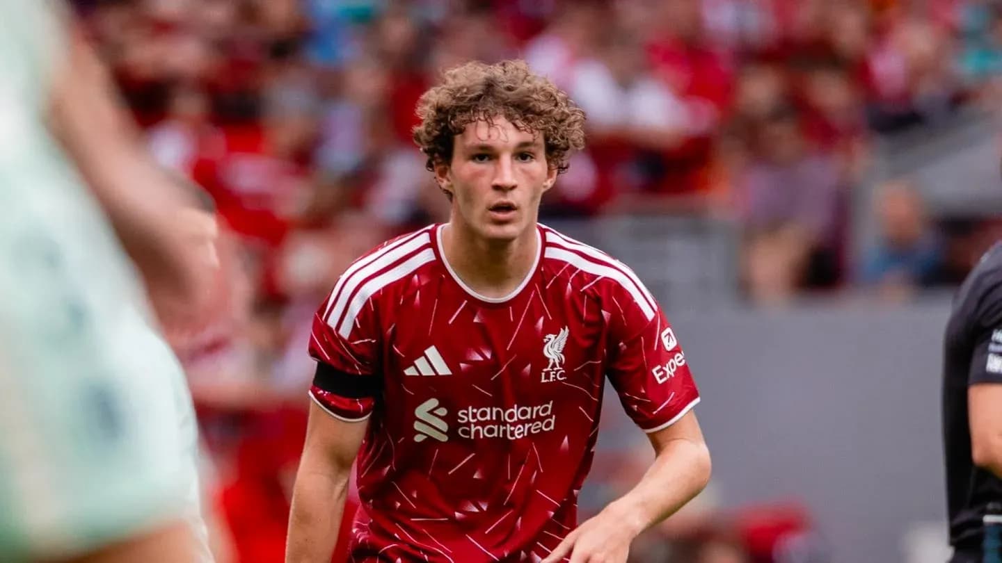 Jugador de Liverpool corriendo durante el partido