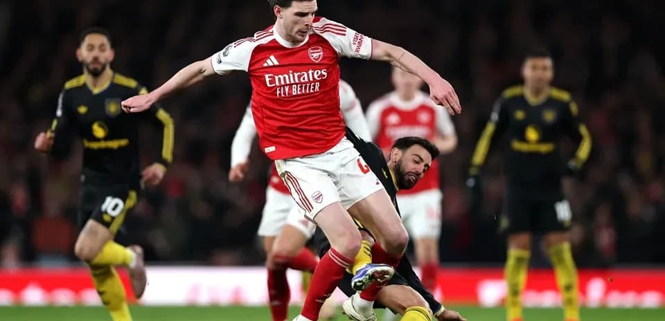 Jugador del Arsenal deslizándose durante el partido
