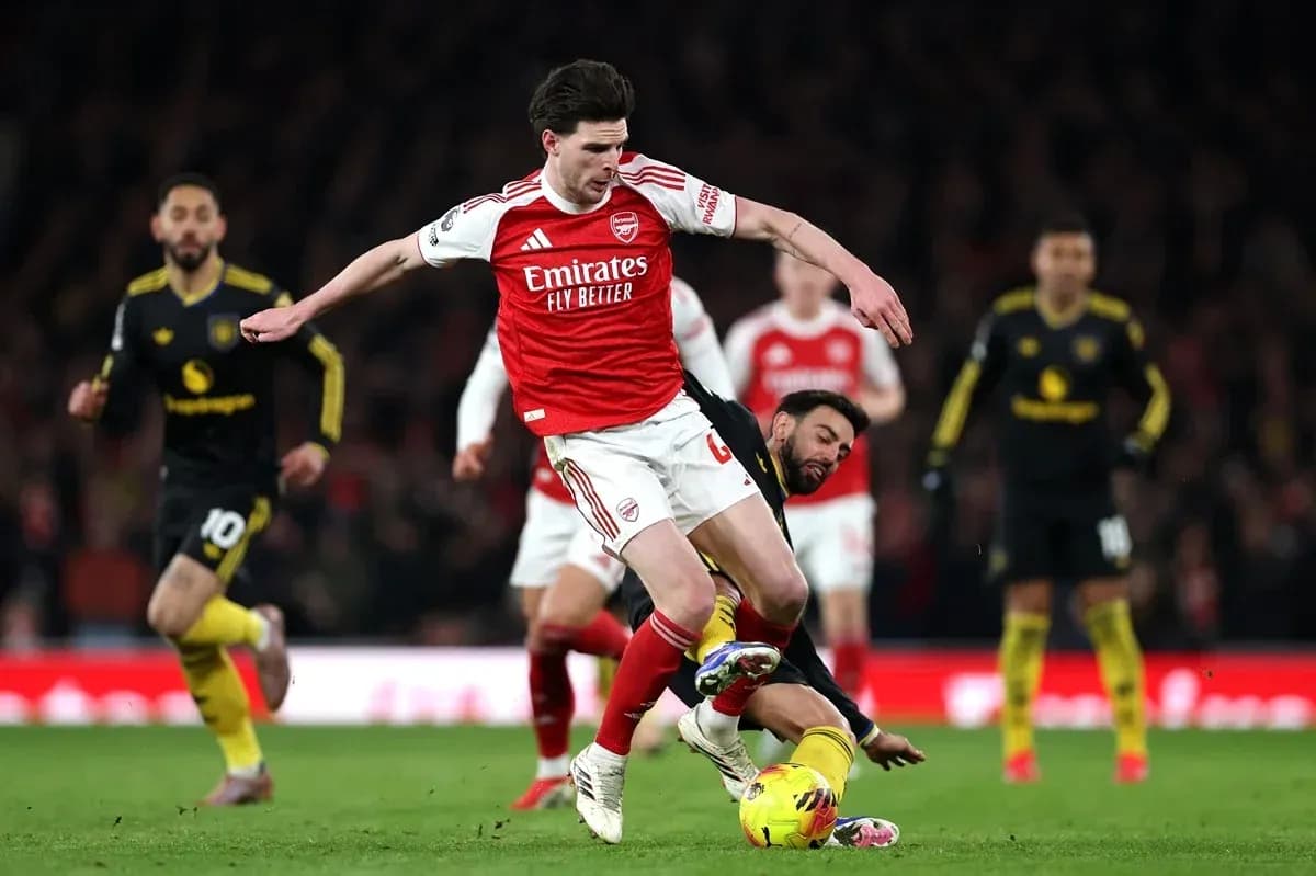 Jugador del Arsenal deslizándose durante el partido