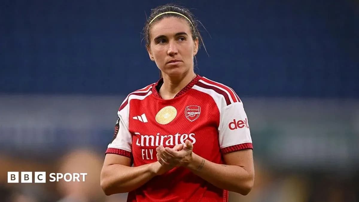 Jugadora de Arsenal aplaudiendo en el campo