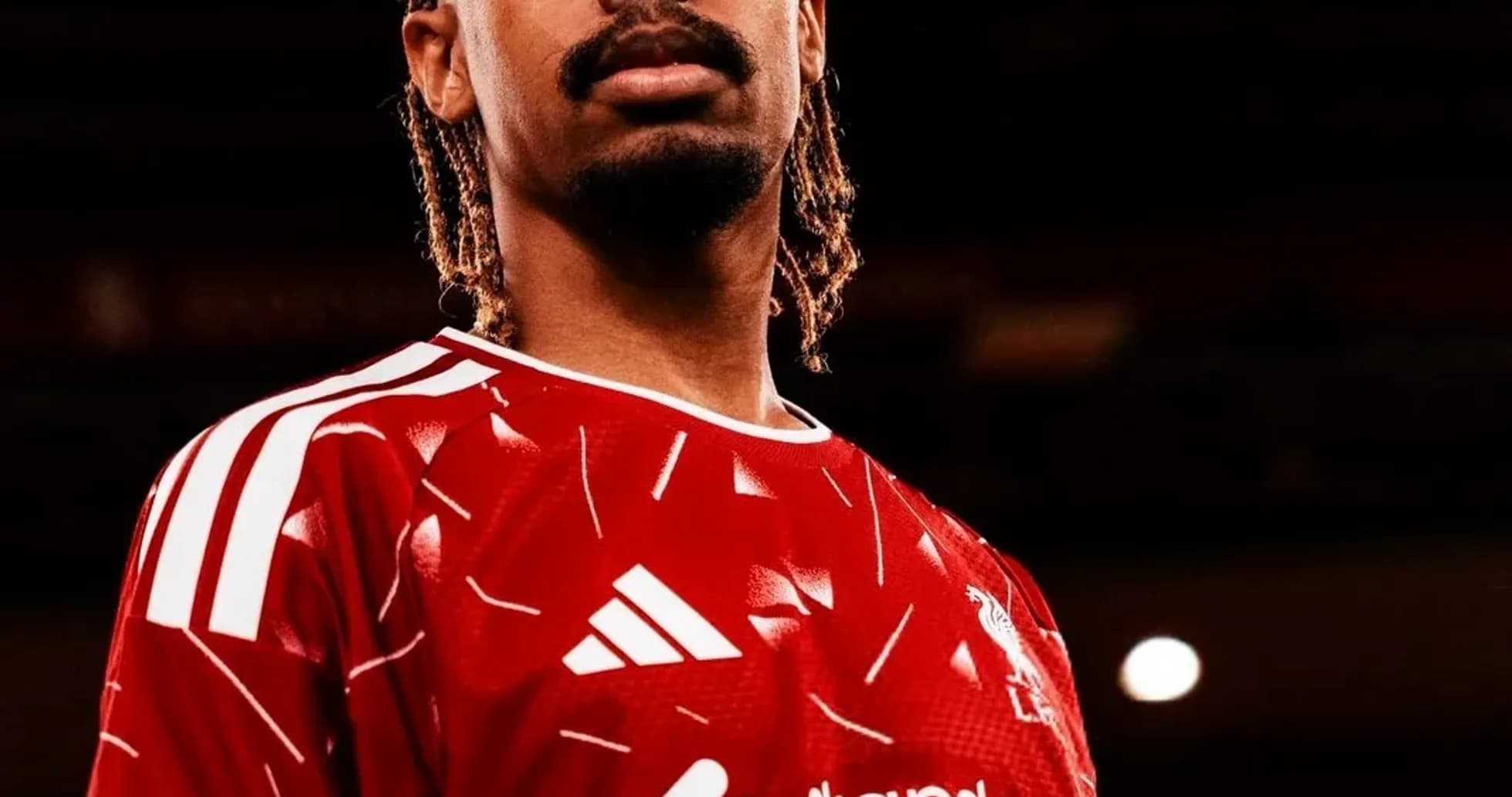 Jugador con camiseta roja de Liverpool posando para foto