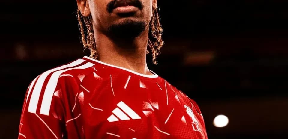Jugador con camiseta roja de Liverpool posando para foto