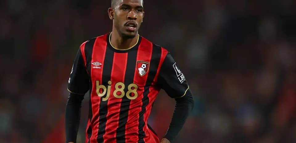 Jugador de Bournemouth en acción durante un partido