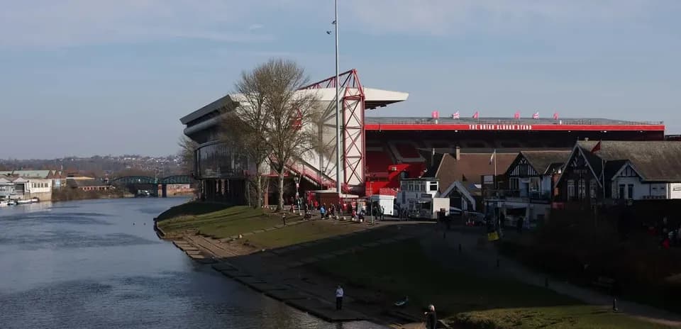 Estadio de Nottingham Forest junto al río Trent
