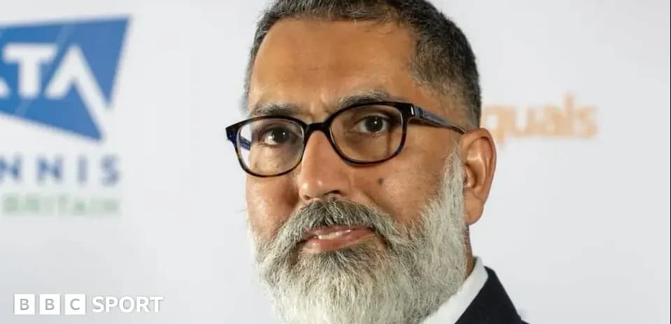 Hombre con barba y gafas en conferencia de prensa