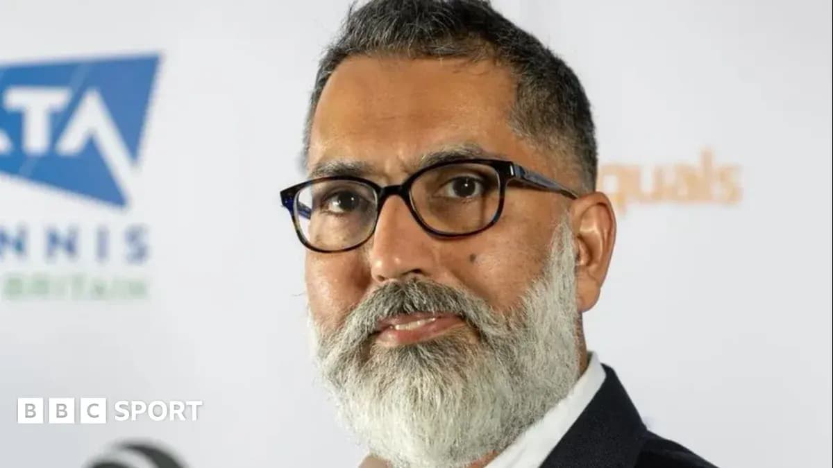Hombre con barba y gafas en conferencia de prensa
