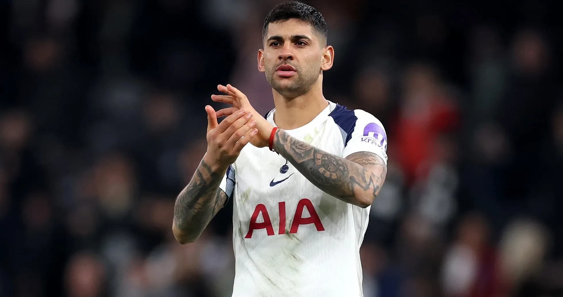 Jugador aplaudiendo en el campo de juego