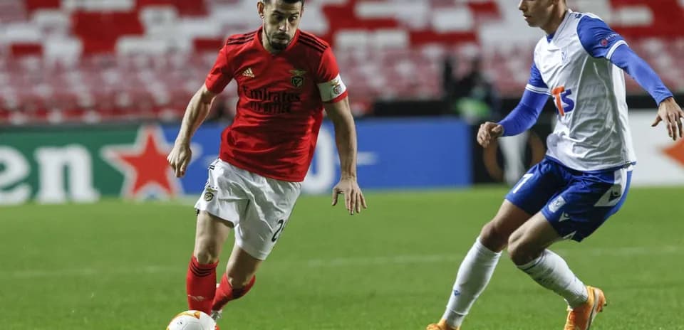 Jugador de Benfica driblando en el partido