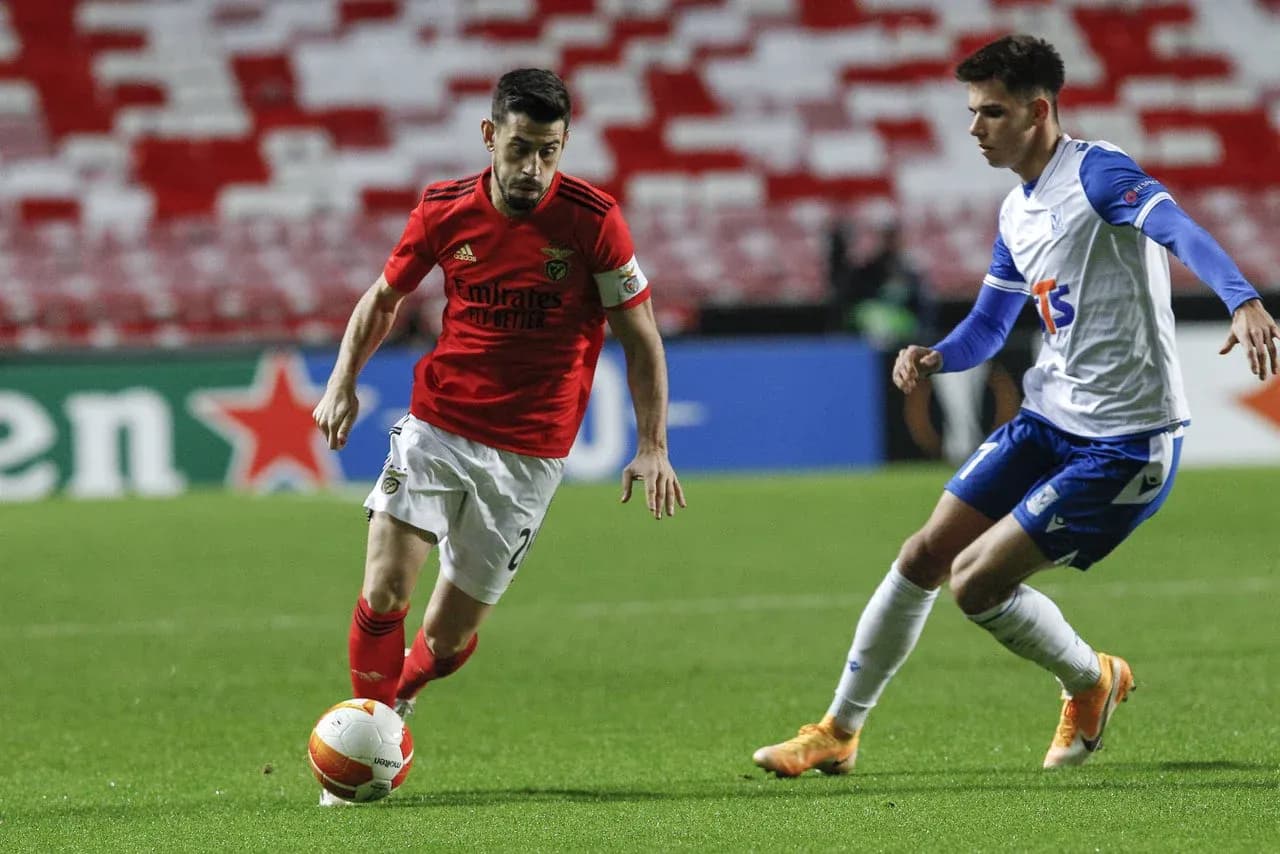 Jugador de Benfica driblando en el partido