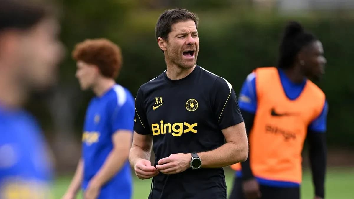 Entrenador dirigiendo sesión de entrenamiento del equipo