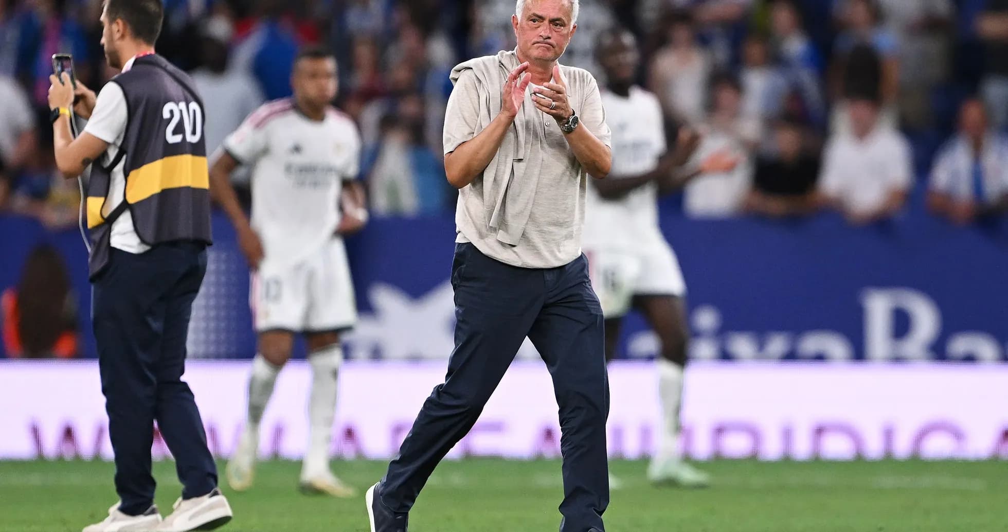 Entrenador aplaudiendo durante el partido de fútbol
