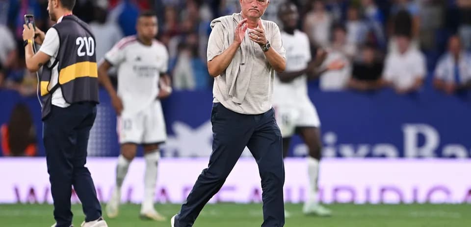 Entrenador aplaudiendo durante el partido de fútbol