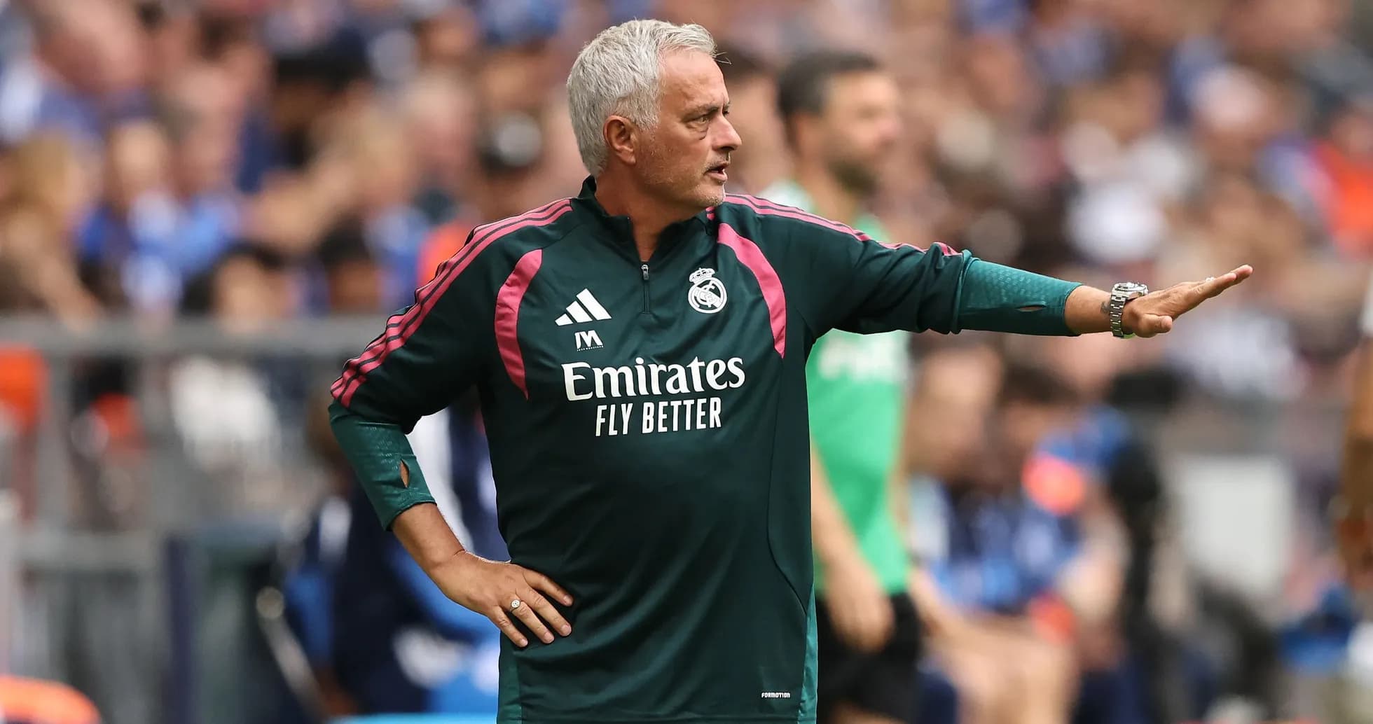 Entrenador de Real Madrid dirigiendo desde la banda