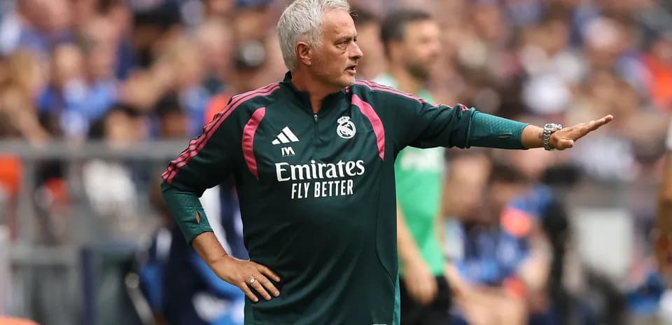 Entrenador de Real Madrid dirigiendo desde la banda