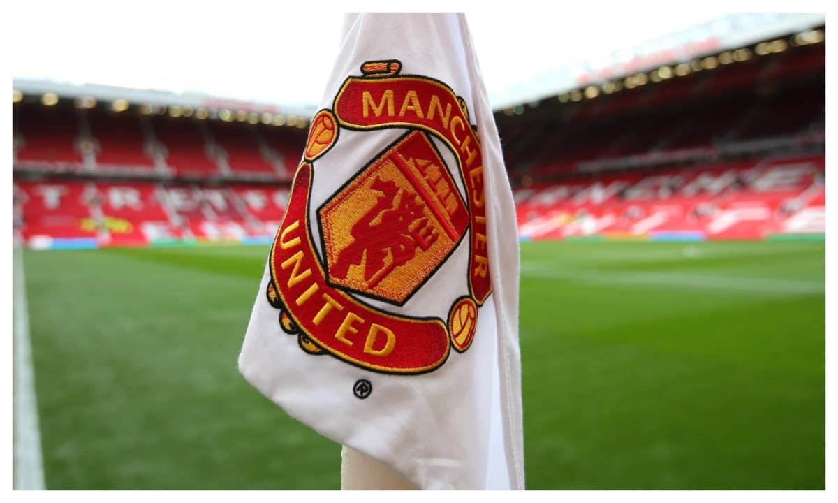 Bandera de esquina con el escudo de Manchester United