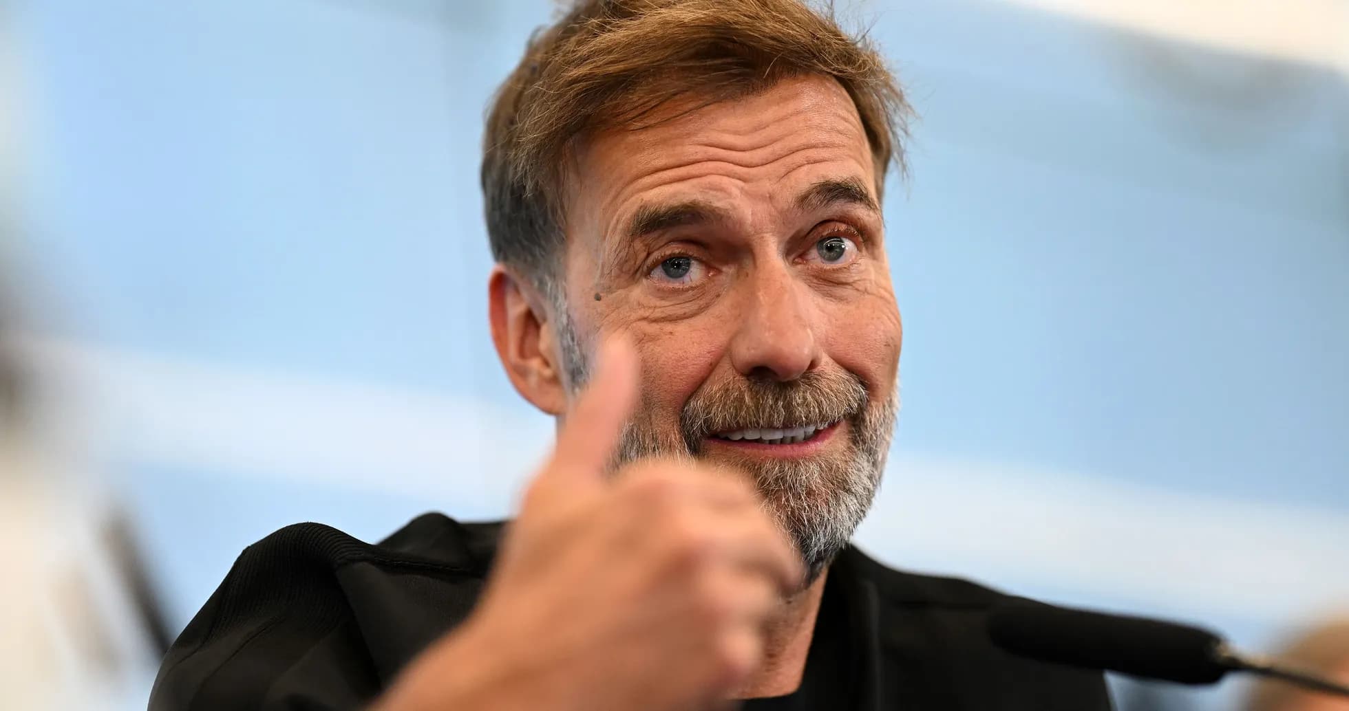 Entrenador dando pulgar hacia arriba en conferencia