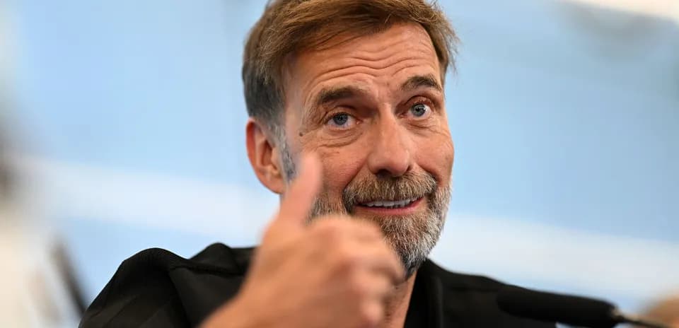 Entrenador dando pulgar hacia arriba en conferencia