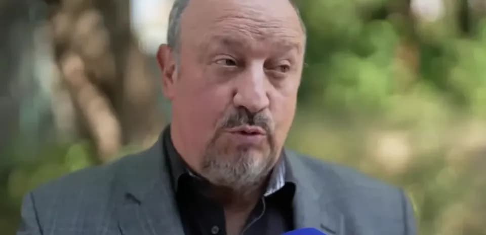 Entrenador hablando durante entrevista al aire libre