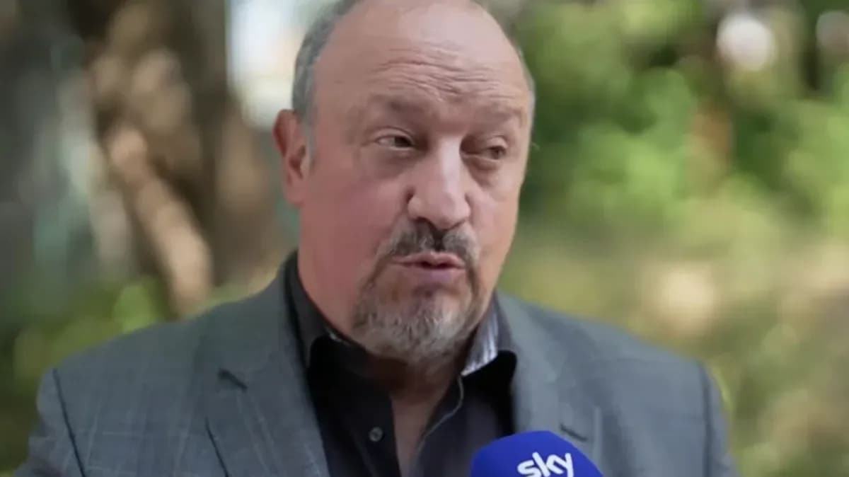 Entrenador hablando durante entrevista al aire libre
