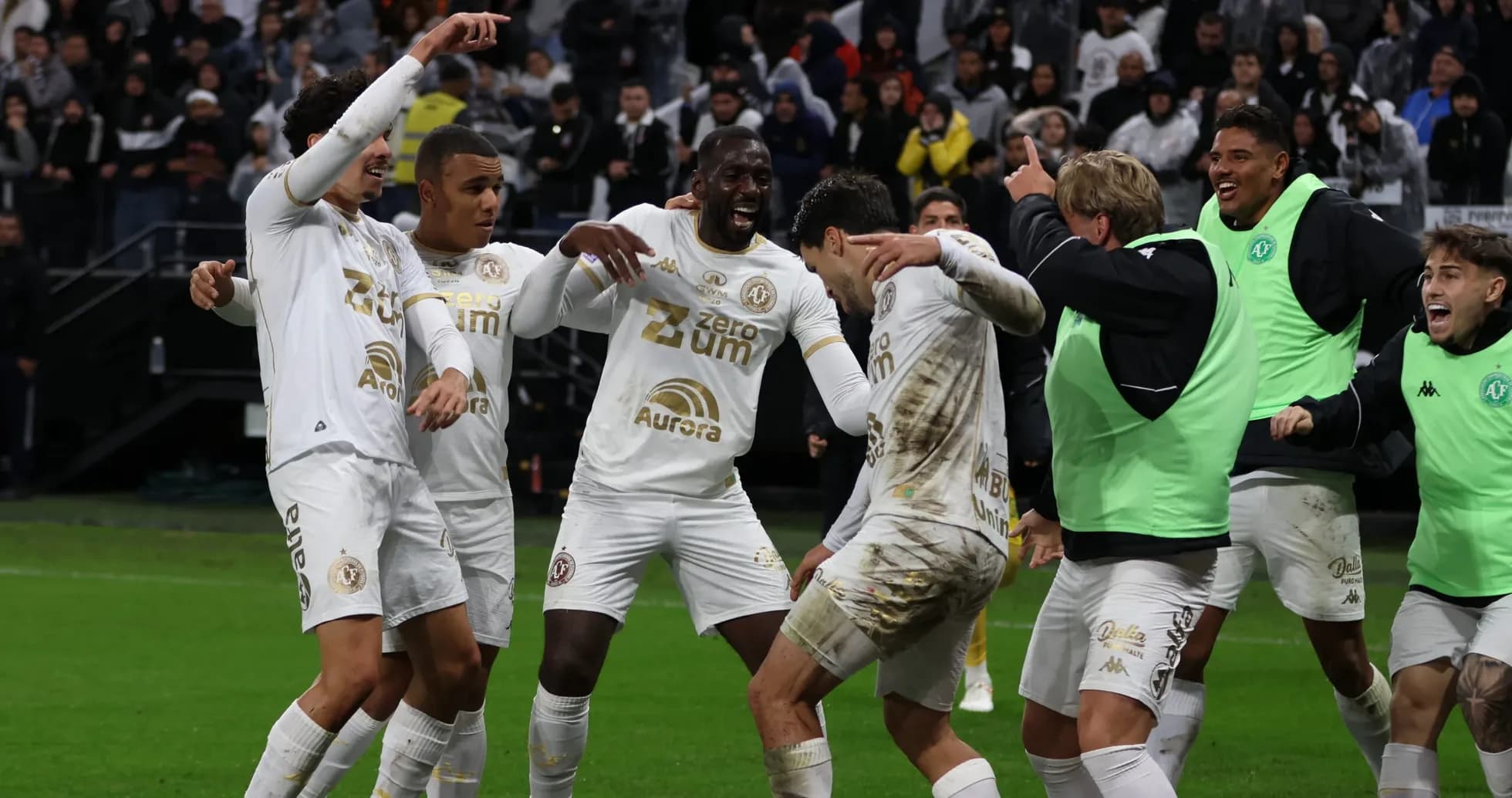 Jugadores de Chapecoense celebrando un gol