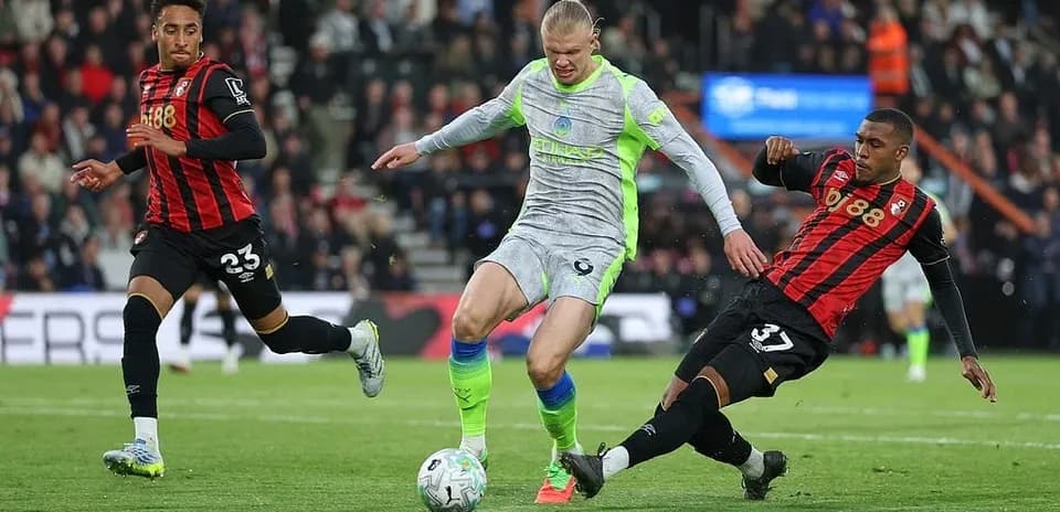 Jugadores compitiendo en Bournemouth contra Manchester City
